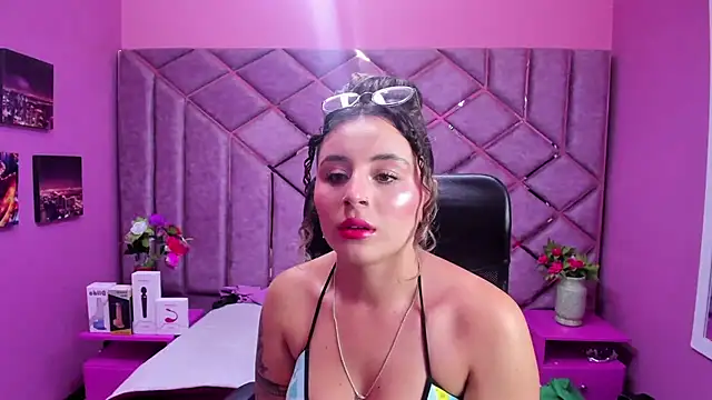 Snapshot of celeste_blue69 chatting on September 20, 2025, 3:44 am celeste blue69 online show from September 20, 2025, 3:44 am