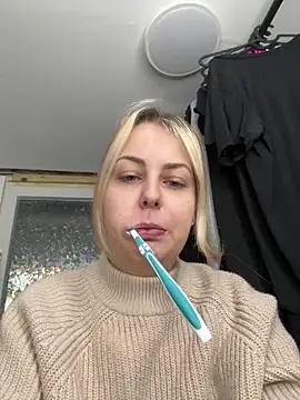 Snapshot of Livewithlucy chatting on February 25, 2025, 9:53 am Livewithlucy online show from February 25, 2025, 9:53 am