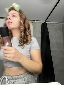 Snapshot of Livewithlucy chatting on March 6, 2025, 10:09 am Livewithlucy online show from March 6, 2025, 10:09 am