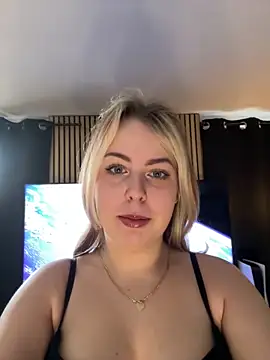 Snapshot of Livewithlucy chatting on March 10, 2025, 10:18 am Livewithlucy online show from March 10, 2025, 10:18 am