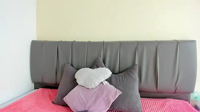 Cherllynn online show from December 22, 2025, 3:12 pm