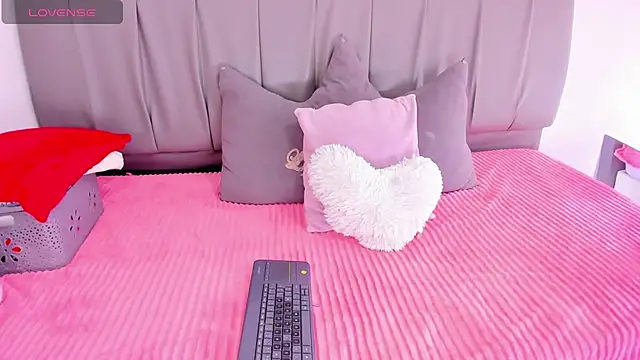 Cherllynn online show from October 23, 2025, 3:32 pm