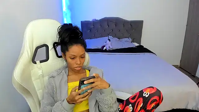 Snapshot of Crystal_florez24 chatting on November 17, 2025, 10:03 pm Crystal florez24 online show from November 17, 2025, 10:03 pm