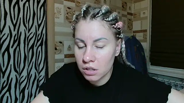 Snapshot of TherestlessKitty chatting on May 1, 2026, 10:15 pm TherestlessKitty online show from May 1, 2026, 10:15 pm