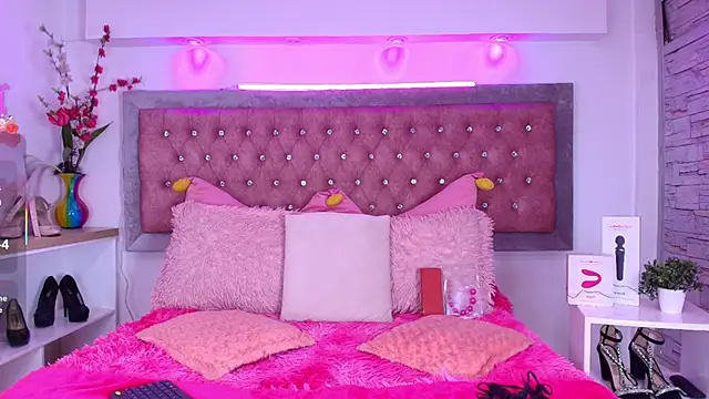 Snapshot of Tayzon_Foxxx chatting on September 14, 2025, 1:00 pm Tayzon Foxxx online show from September 14, 2025, 1:00 pm