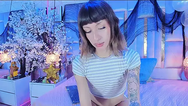 MadisonWood01 online show from December 5, 2025, 7:18 am