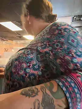 Snapshot of lairarose chatting on October 22, 2025, 3:11 pm lairarose online show from October 22, 2025, 3:11 pm