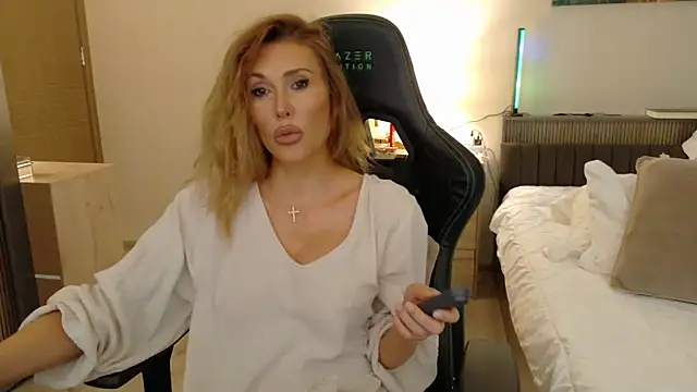 joycesilver online show from September 22, 2025, 8:09 am