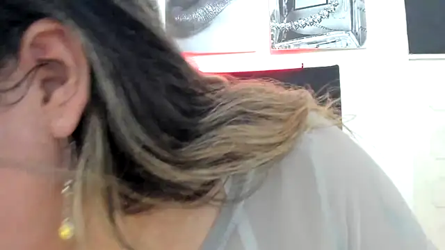 Snapshot of LinaBrowm chatting on February 11, 2026, 5:02 pm LinaBrowm online show from February 11, 2026, 5:02 pm