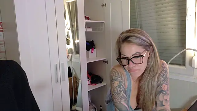 Snapshot of Tatjana_Sue chatting on March 30, 2026, 6:31 pm Tatjana Sue online show from March 30, 2026, 6:31 pm