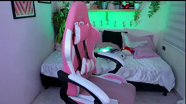 Snapshot of Fernanda__ chatting on February 13, 2026, 4:01 am Fernanda online show from February 13, 2026, 4:01 am