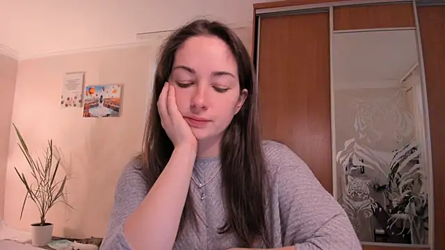 cClandesTina online show from September 9, 2025, 3:54 pm