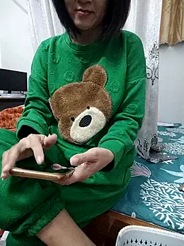 Snapshot of Haralushiaaa chatting on November 21, 2025, 12:42 am Haralushiaaa online show from November 21, 2025, 12:42 am