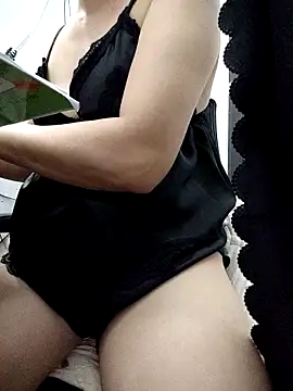 Snapshot of Haralushiaaa chatting on October 8, 2025, 5:13 pm Haralushiaaa online show from October 8, 2025, 5:13 pm