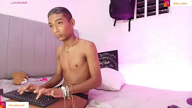 Snapshot of alejo_cute chatting on February 6, 2025, 4:21 am alejo cute online show from February 6, 2025, 4:21 am