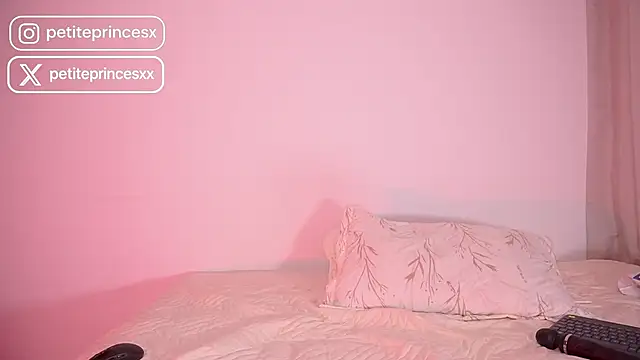 Snapshot of petitevictoria chatting on October 6, 2025, 9:21 am petitevictoria online show from October 6, 2025, 9:21 am