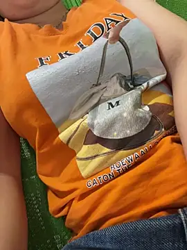 Snapshot of Milk_Mom99 chatting on October 12, 2025, 7:21 am Milk Mom99 online show from October 12, 2025, 7:21 am