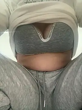 Snapshot of Milk_Mom99 chatting on January 9, 2026, 6:31 am Milk Mom99 online show from January 9, 2026, 6:31 am