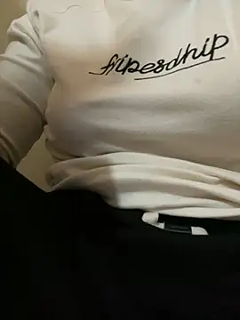 Snapshot of Milk_Mom99 chatting on January 22, 2025, 4:34 am Milk Mom99 online show from January 22, 2025, 4:34 am