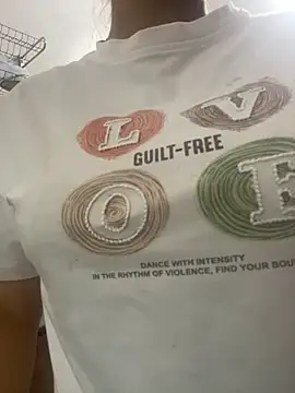 Snapshot of Milk_Mom99 chatting on September 29, 2025, 11:21 pm Milk Mom99 online show from September 29, 2025, 11:21 pm