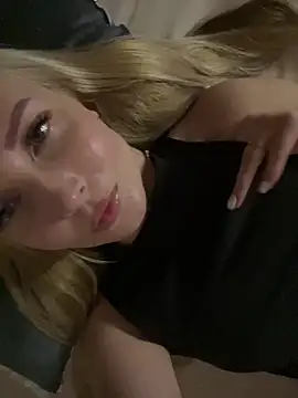 Snapshot of Aleksandrakis chatting on September 13, 2025, 7:58 pm Aleksandrakis online show from September 13, 2025, 7:58 pm