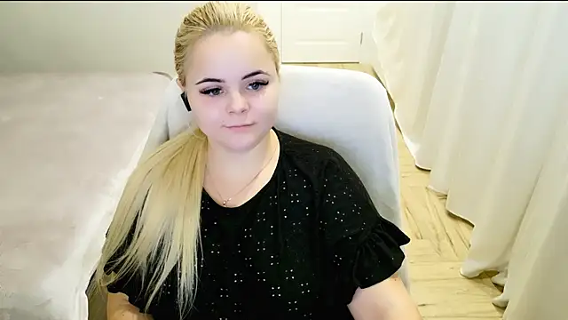 Snapshot of lovely-eyes chatting on January 30, 2025, 4:27 am lovely-eyes online show from January 30, 2025, 4:27 am