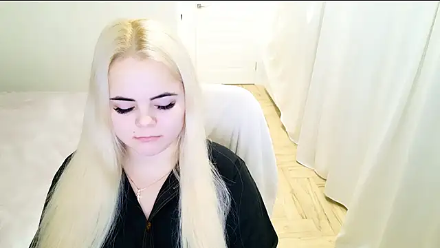 Snapshot of lovely-eyes chatting on January 19, 2025, 1:10 am lovely-eyes online show from January 19, 2025, 1:10 am