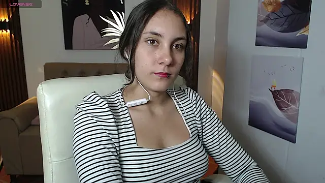 xlunna online show from November 6, 2025, 7:40 pm