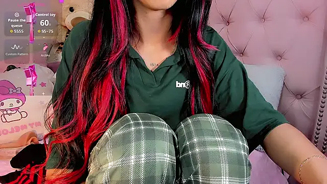Snapshot of Cute_Roxxy chatting on May 11, 2026, 5:31 am Cute Roxxy online show from May 11, 2026, 5:31 am