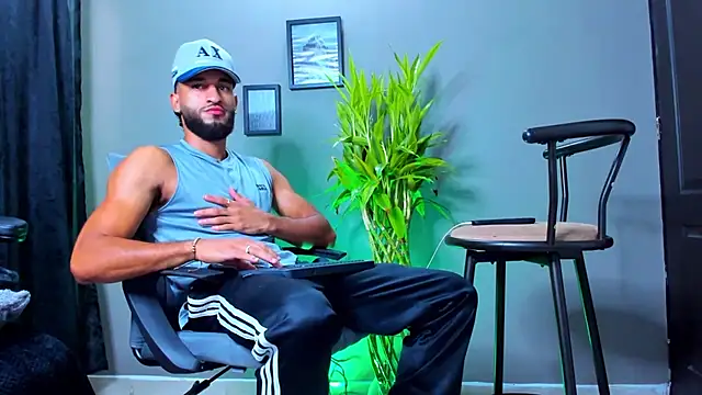 Snapshot of Damian_022 chatting on October 25, 2025, 2:17 pm Damian 022 online show from October 25, 2025, 2:17 pm