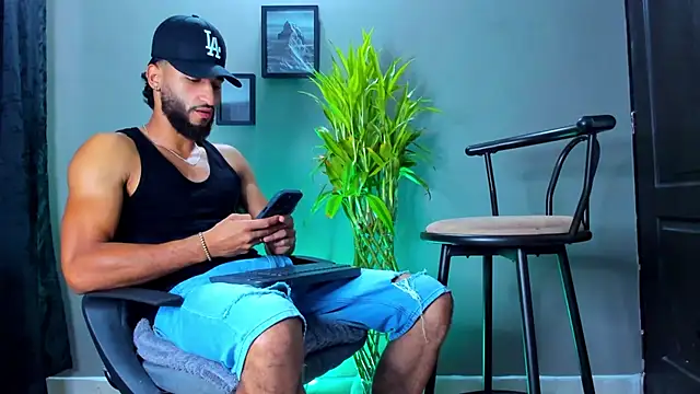 Snapshot of Damian_022 chatting on February 7, 2026, 2:25 pm Damian 022 online show from February 7, 2026, 2:25 pm