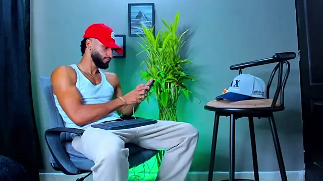 Snapshot of Damian_022 chatting on November 25, 2025, 1:11 pm Damian 022 online show from November 25, 2025, 1:11 pm