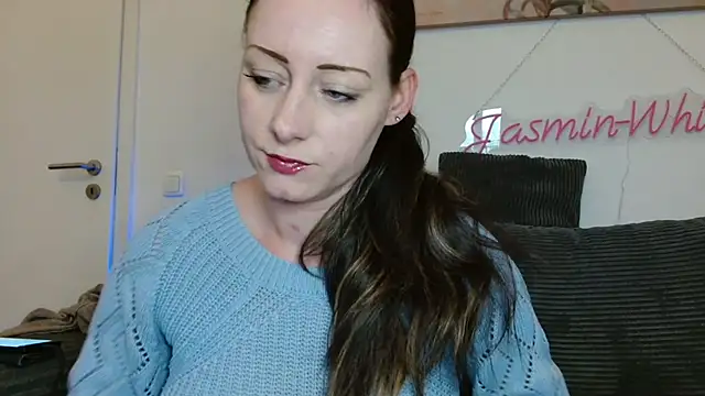 Snapshot of Jasmin-White chatting on April 22, 2026, 4:03 pm Jasmin-White online show from April 22, 2026, 4:03 pm