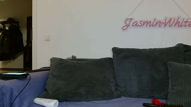 Snapshot of Jasmin-White chatting on May 17, 2026, 6:52 pm Jasmin-White online show from May 17, 2026, 6:52 pm