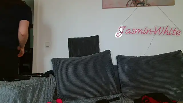 Snapshot of Jasmin-White chatting on May 6, 2026, 4:00 pm Jasmin-White online show from May 6, 2026, 4:00 pm
