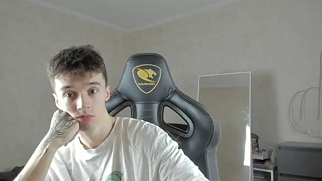 Snapshot of MasonWarholl chatting on October 6, 2025, 9:10 am MasonWarholl online show from October 6, 2025, 9:10 am