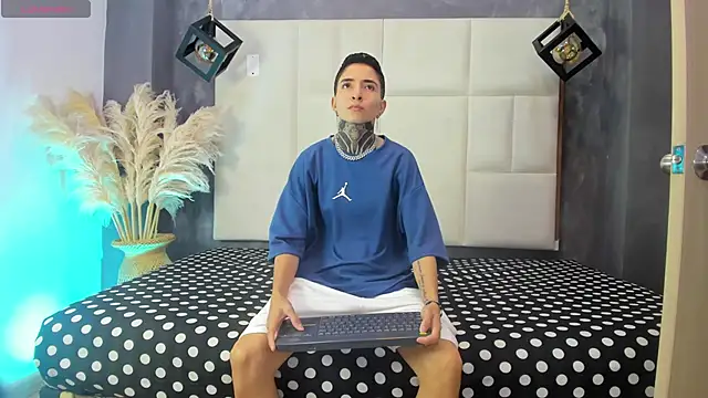 Snapshot of Tinny_and_Candy chatting on October 23, 2025, 12:04 pm Tinny and Candy online show from October 23, 2025, 12:04 pm