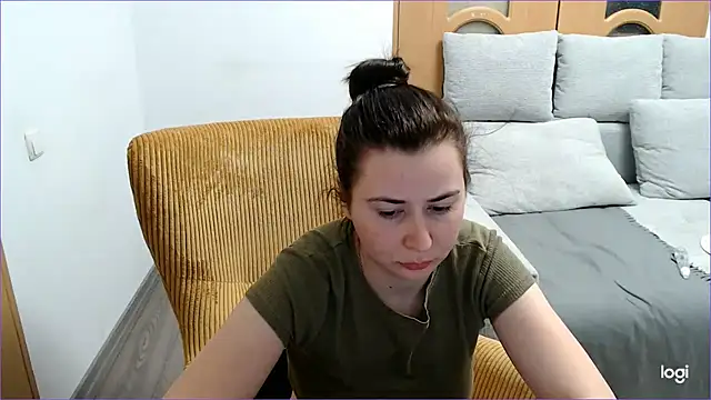 VioletaFlower7 online show from April 15, 2026, 7:58 pm