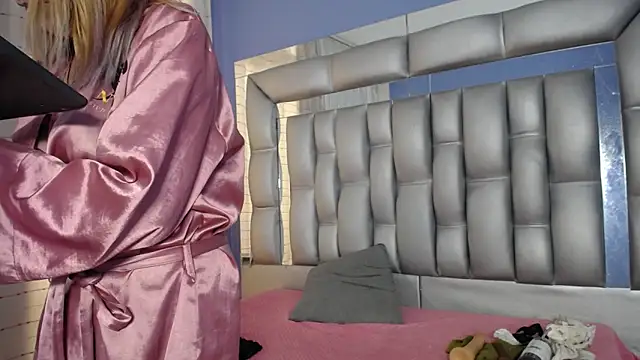 Snapshot of sophia_ny chatting on March 17, 2025, 4:43 pm sophia ny online show from March 17, 2025, 4:43 pm