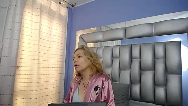 Snapshot of sophia_ny chatting on March 4, 2025, 4:09 pm sophia ny online show from March 4, 2025, 4:09 pm