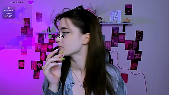 liana kisses online show from April 4, 2026, 7:42 pm