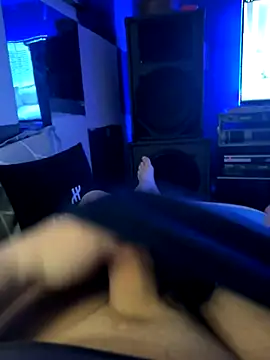 Snapshot of MatthewEmme chatting on December 17, 2025, 11:10 pm MatthewEmme online show from December 17, 2025, 11:10 pm