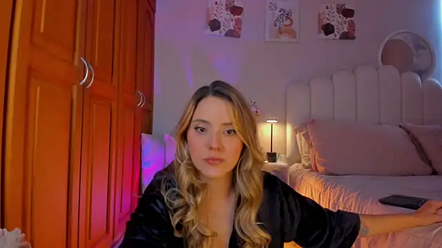 martinaaricci online show from April 4, 2026, 7:42 pm