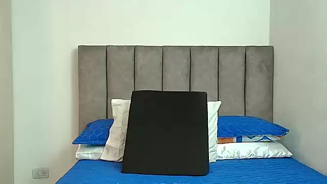 karina lewis  online show from November 26, 2025, 4:01 am