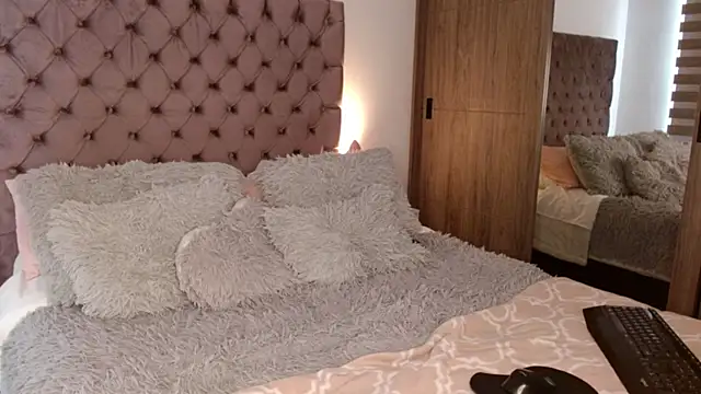 Roussmariehenao online show from October 12, 2025, 1:23 pm