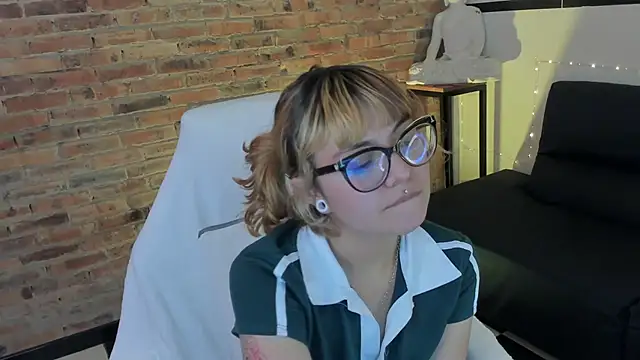 Snapshot of Sweet_Namii chatting on February 24, 2025, 3:44 am Sweet Namii online show from February 24, 2025, 3:44 am