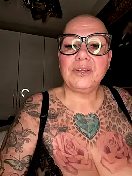 Snapshot of gepiercte_nippel chatting on December 9, 2024, 2:28 pm gepiercte nippel online show from December 9, 2024, 2:28 pm