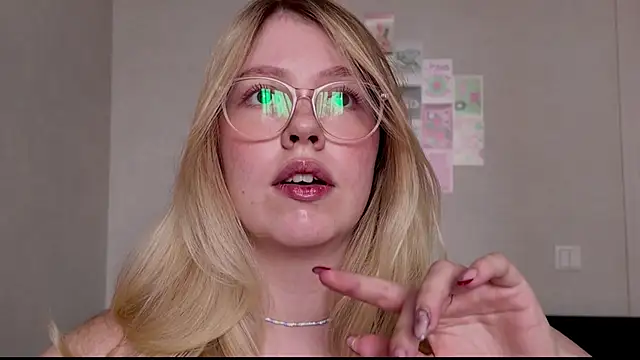 HoneyAudrey online show from November 4, 2025, 3:21 am