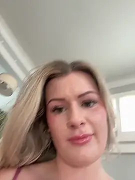 Snapshot of LoveShae_ chatting on October 2, 2025, 9:29 pm LoveShae online show from October 2, 2025, 9:29 pm