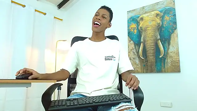 Snapshot of maiki18_ chatting on September 12, 2025, 2:06 pm maiki18 online show from September 12, 2025, 2:06 pm